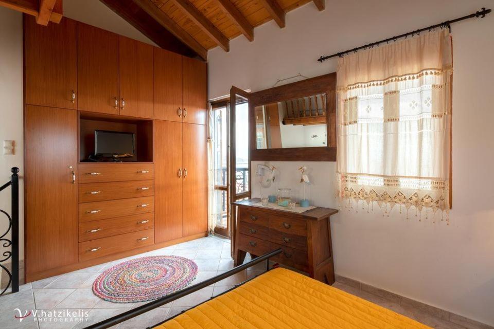 Villa Lola Chalki Town Exterior foto